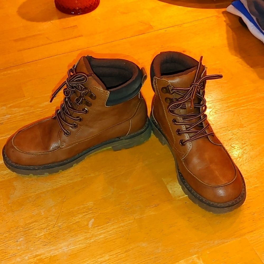Boys size 3 boots